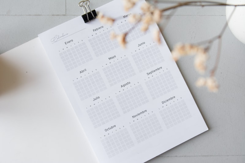 Papelaria delicada com calendário e flores secas