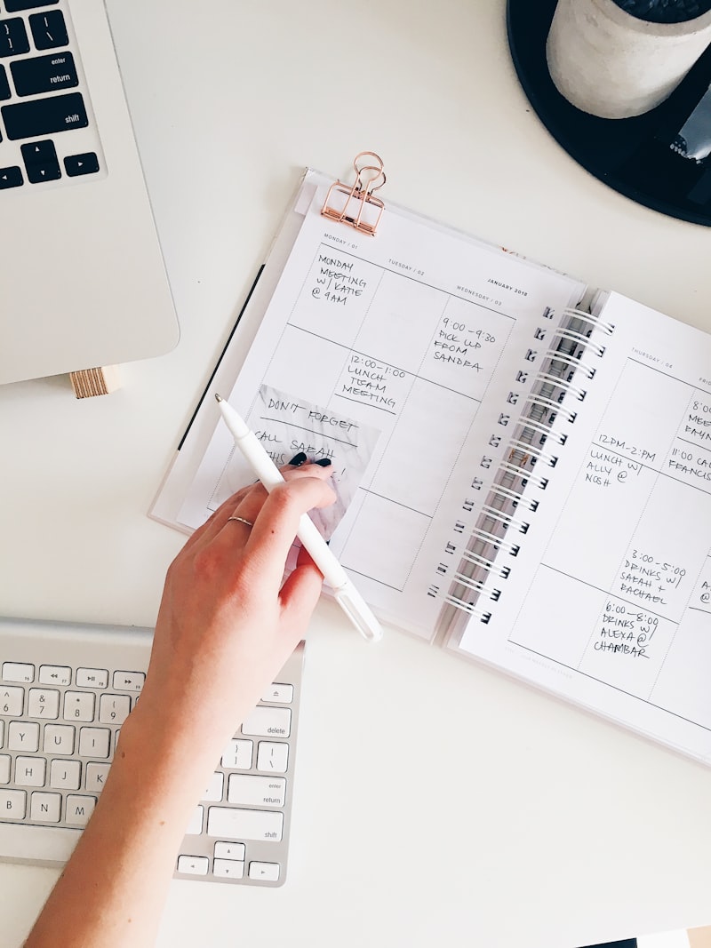 Planner personalizado aberto com anotações à mão